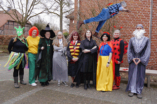 Lehrer der Isetal-Schule in verschiedenen Karnevalskostümen